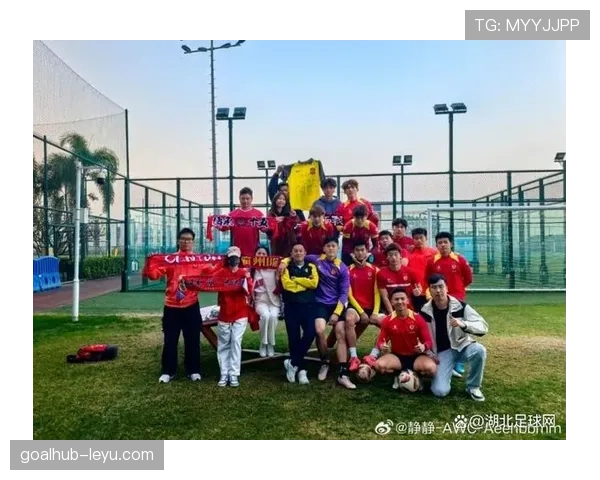 广州队球迷热情助威,主场氛围引广泛关注 广州队球迷热情助威,主场氛围引广泛关注