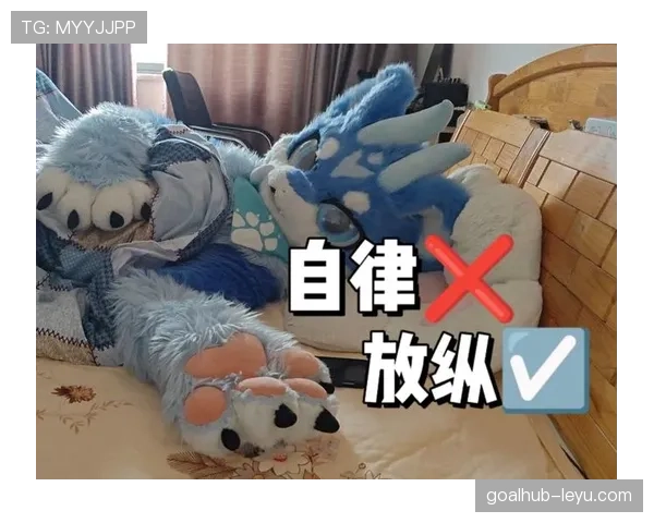 辛德hu训练完直接啃冰棒，这自律和放纵的切换也太真实了